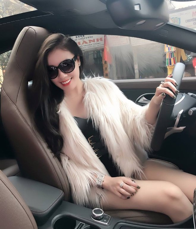 Trang cá nhân của Hà My luôn tràn ngập hình ảnh xe sang, hàng hiệu cùng những chuyến du lịch tới nhiều nơi trên thế giới.