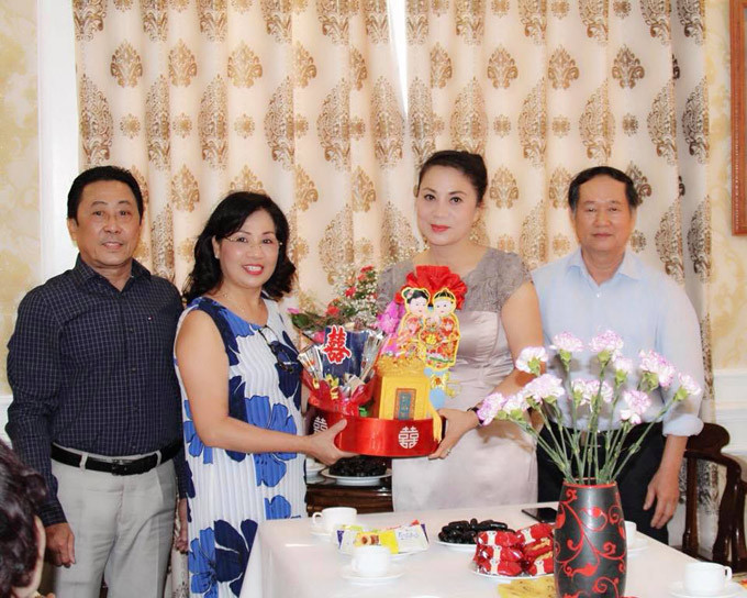 Cách đây ít ngày, vợ chồng nghệ sĩ Hương Dung đã làm lễ dạm ngõ cho con trai Hà Duy. Nữ nghệ sĩ chia sẻ: "Lễ dạm ngõ đã hoan hỉ, giờ chỉ còn chờ ngày lành tháng tốt là hai họ sẽ có dâu hiền, rể thảo. Gia đình hai bên rất xúc động khi nhận được nhiều lời chúc từ khắp mọi miền gửi tới. Sau lễ dạm ngõ ít giờ là Hà Duy lại tiếp tục lên đường làm nhiệm vụ.