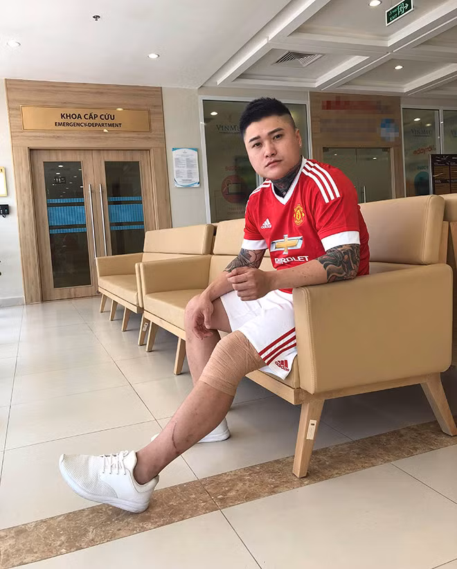 Ca sĩ Vũ Duy Khánh điều trị tại bệnh viện sau cú ngã đau đớn.