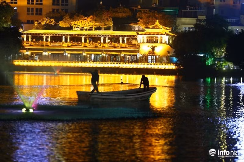 Công nhân vây bắt thiên nga trong đêm. Nguồn: Infonet