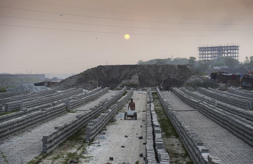 Lạc đà in bóng lên nền trời lúc hoàng hôn giữa sa mạc gần thành phố Dakhla, Ma-rốc. (Nguồn Guardian)