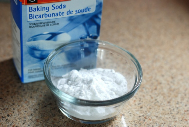 Baking soda Baking soda có rất nhiều công dụng khác nhau, trong đó có tẩy trắng răng. Trộn baking soda với muối rồi nhúng bàn chải ướt vào hỗn hợp này để đánh răng như bình thường. Do baking soda có độ axit và tính kiềm vì thế không nên lạm dụng baking soda nhằm tránh gây mòn men răng. Nha sĩ khuyên sử dụng chỉ cần kết hợp chải răng với baking soda 1-2 lần/ tuần.