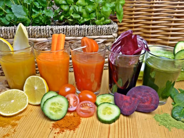 Làm mặt nạ vitamin cho răng Trộn trái cây với rau xanh giàu vitamin sẽ tạo thành loại mặt nạ hữu hiệu để chống cao răng. Bạn chỉ cần xay cà chua, dâu tây và cam, sau đó bôi lên răng, đợi khoảng 5-6 phút rồi súc miệng. Nó sẽ giúp giết chết vi khuẩn trong miệng và giúp hơi thở thơm mát.