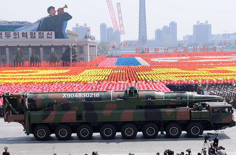 Theo David Wright, đồng giám đốc Chương trình An ninh Toàn cầu thuộc Hiệp hội Các nhà khoa học Có quan tâm (UCS), tên lửa Hwasong-14 này có thể đạt tầm bắn tối đa 6.700 km khi bắn ở góc chuẩn. Tầm bắn này có thể giúp quả tên lửa vươn tới mục tiêu ở Alaska, nhưng chưa đủ để bắn tới vùng lãnh thổ các bang của Mỹ. Nguồn ảnh: Sina