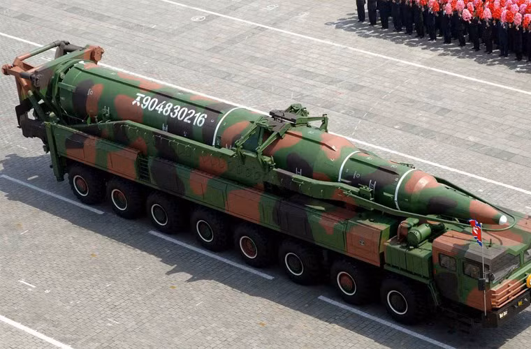 Hwasong-14 được cho là phát triển trên cơ sở loại tên lửa liên lục địa phóng từ tàu ngầm R-29 của Liên Xô. Nguồn ảnh: Sina