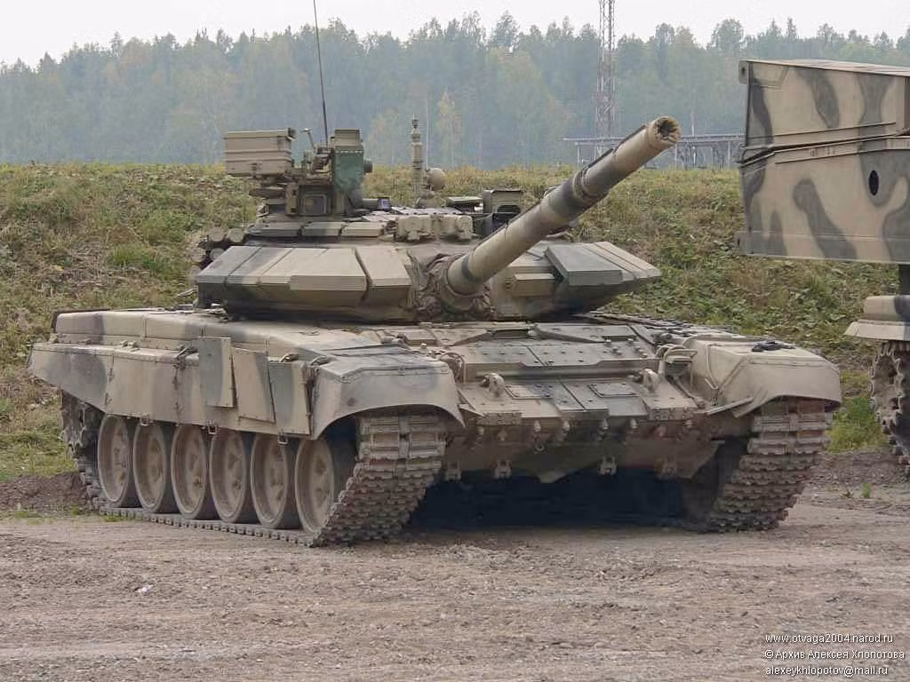 Trở lại với T-90S (còn được gọi là Object 188S), nó được Uralvagonzavod ra mắt lần đầu năm 2000 với một số nâng cấp so với phiên bản T-90 Object 188 ra mắt năm 1992. Phiên bản T-90S trang bị động cơ khỏe hơn cùng một số điểm thay đổi khác. Nguồn ảnh: Wikipedia