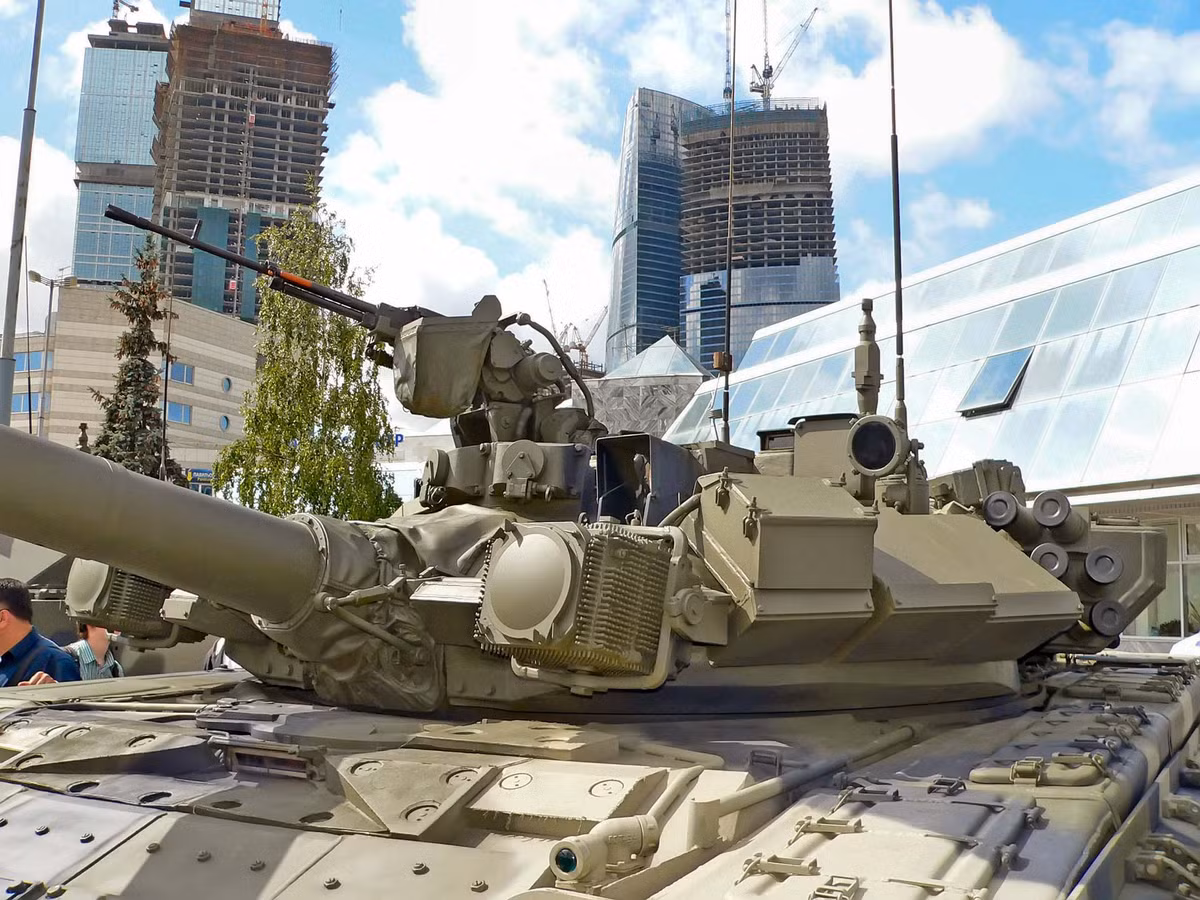 Tất nhiên, nếu khách hàng muốn có hệ thống APS Shtora hoàn chỉnh gồm cả hai chiếc “mắt đỏ” thì chỉ đơn giản là chi trả thêm một khoản tiền mỗi xe với Uralvagonzavod để nhận hệ thống APS hoàn chỉnh. Do đó việc trang bị cho các tăng T-90S Shtora-1 hoàn chỉnh chẳng có gì là khó khăn. Vấn đề ở đây là tùy khách hàng mong muốn như thế nào mà thôi. Nguồn ảnh: Wikipedia