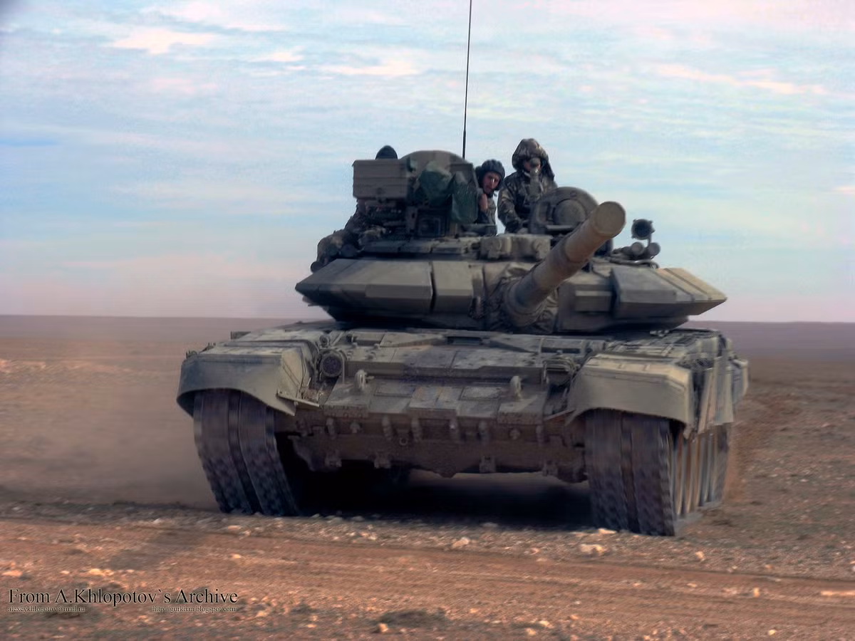 Về phần hai “mắt đỏ” – đèn gây nhiễu hồng ngoại của hệ thống phòng vệ chủ động (APS) Shtora-1 không xuất hiện trên T-90S khiến nó bị cho là thiếu mất hệ thống APS tối tân này. Thực ra, xe tăng chủ lực T-90S vẫn có Shtora-1, nhưng là phiên bản APS đơn giản hóa, không có hai đèn gây nhiễu hồng ngoại. Nguồn ảnh: Wikipedia