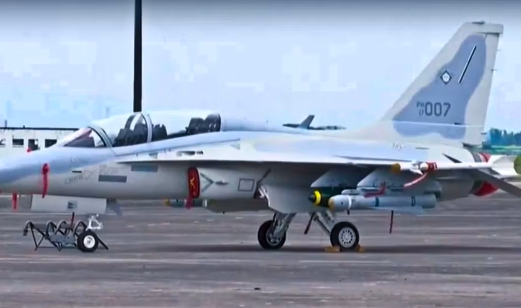 Sau một thời gian không có vũ khí sử dụng, các tiêm kích FA-50PH của Philippines bắt đầu được trang bị các loại vũ khí cần thiết trước hết là cho cuộc chiến chống khủng bố ở miền Nam. Các hình ảnh mới được công bố cho thấy, FA-50PH đã được trang bị tên lửa không đối đất AGM-65 Maverick. Nguồn ảnh: defence-studies