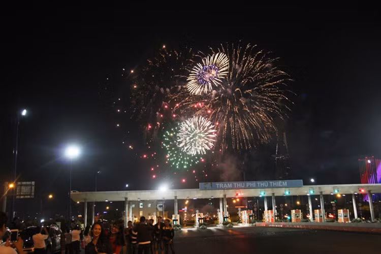 Vào các ngày lễ tết, khu vực hầm Thủ Thiêm thường được chọn là điểm bắn pháo hoa để phục vụ nhân dân thành phố.