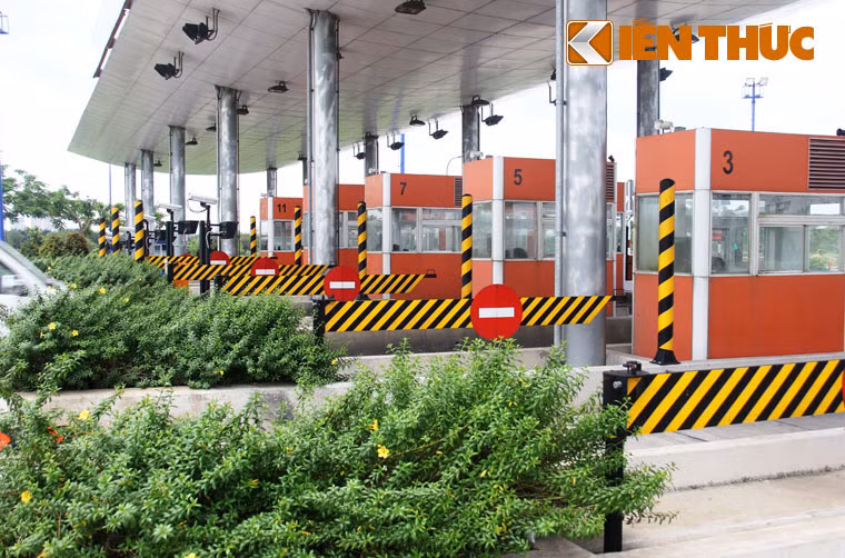 Tuy nhiên, trạm thu phí công trình 16 nghìn tỷ này suốt 4 năm qua vẫn chưa tổ chức thu phí đối với phương tiện tham gia giao thông qua công trình.