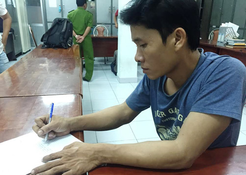 Mua quân phục giả cảnh sát hình sự cưỡng đoạt tiền tiệm massage Mua quan phuc gia canh sat hinh su cuong doat tien tiem massage