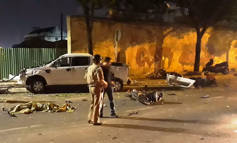 Hiện trường vụ xe bán tải lao gây tai nạn kinh hoàng ngổn ngang giữa đêm về sáng 21/4.