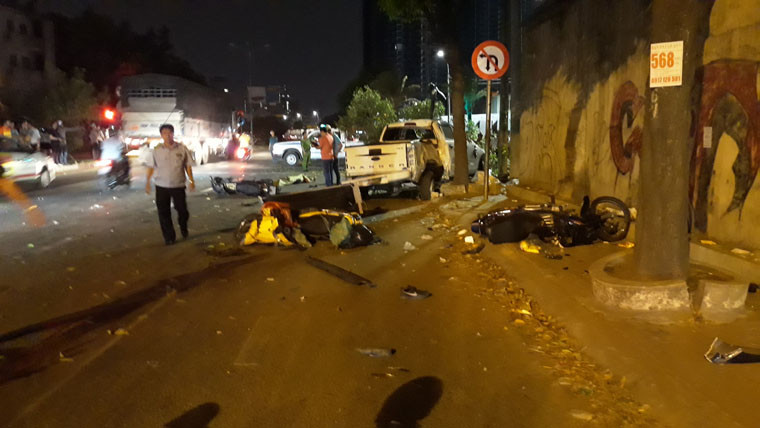 Khi đến gần giao lộ Nguyễn Hữu Cảnh - Nguyễn Bỉnh Khiến (phường Bến Nghé, quận 1), chiếc xe lao lên dải phân cách, băng qua hướng đường ngược lại...