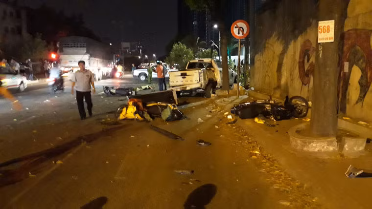 Khi đến gần giao lộ Nguyễn Hữu Cảnh - Nguyễn Bỉnh Khiến (phường Bến Nghé, quận 1), chiếc xe lao lên dải phân cách, băng qua hướng đường ngược lại...