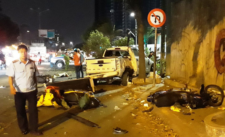 Chiếc xe bán tải đâm nhiều cây xanh, đèn tín hiệu giao thông... rồi lao thẳng vào dòng xe máy đang dừng chờ đèn đỏ.