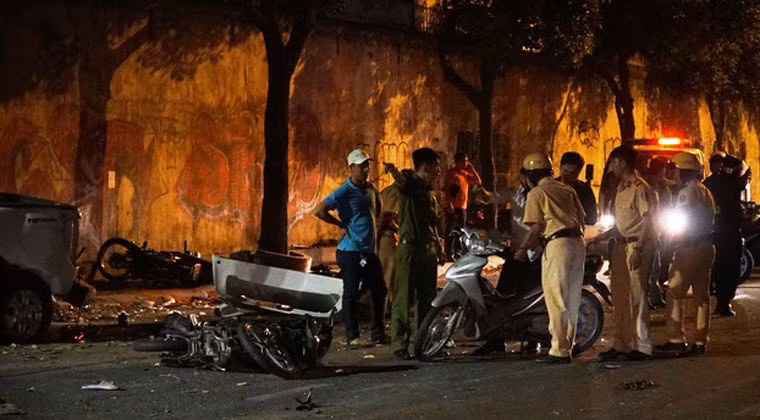 Trao đổi nhanh với PV Kiến Thức, chỉ huy Đội CSGT Công an quận 1 cho biết đang tiến hành đo nồng độ còn đối với tài xế và tiếp tục làm rõ nguyên nhân vụ tai nạn.