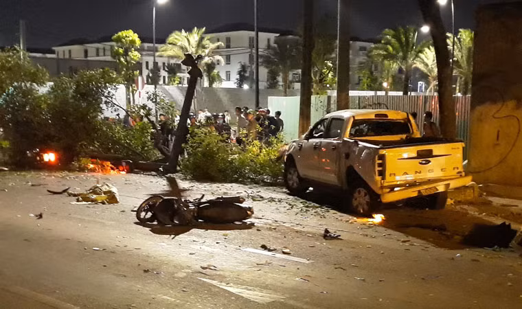 Vụ tai nạn giao thông nghiêm trọng xảy ra lúc 0h cùng ngày khi chiếc xe bán tải (chưa rõ tài xế) lưu thông với tốc độ kinh hoàng từ hướng cầu Sài Gòn vào trung tâm TP HCM.