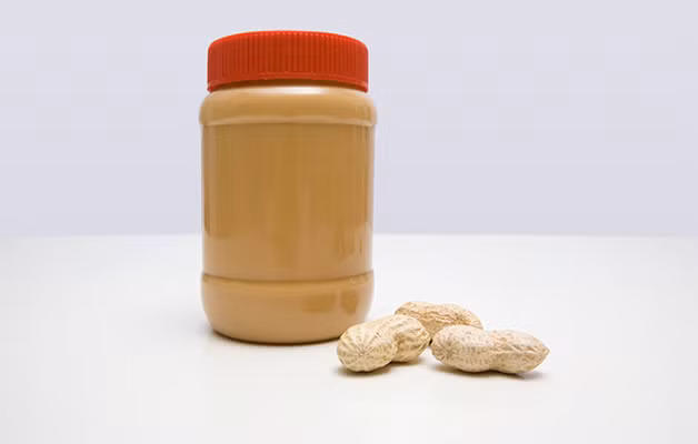 Bơ đậu phộng được coi là một dạng chất béo lành mạnh cung cấp rất nhiều Vitamin E và kẽm giúp tăng cường hoạt động của não. Loại siêu thực phẩm dễ tìm này có mặt trong rất nhiều siêu thị và cửa hàng tiện lợi.