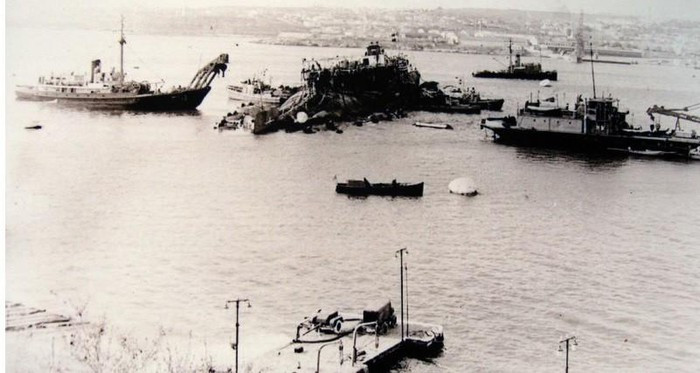 Tuy nhiên không khí bắt đầu thoát ra qua các lỗ, chiếc thiết giáp hạm dần chìm dưới mặt nước ngay trước mắt những người làm công tác cứu hộ trong sự bất lực của họ. Tới mùa hè năm sau con tàu mới được trục vớt để tháo dỡ làm sắt vụn.