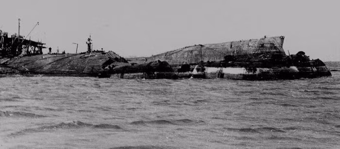 Nhiều người vẫn bị mắc kẹt trong các khu sinh hoạt có đệm khí. Lực lượng cứu hộ đã nghe thấy tiếng nói của họ cho đến ngày 1/11 - mọi người hát và gõ vào để báo hiệu. Một lỗ được tạo ra trên thân để cứu các thủy thủ: 7 người đã thoát nạn theo cách này.