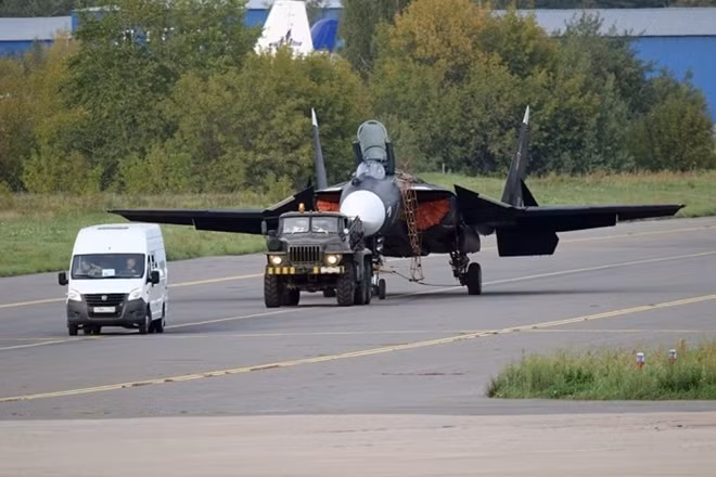 Hơn nữa, trong khi nó thể hiện hiệu suất chuyển hướng trong tốc độ nhanh đáng kinh ngạc, Su-47 lại kém ổn định khi nó giảm tốc độ nhanh chóng. Do đó, mặc dù được cho là có khả năng Mach 2, nhưng tốc độ bay nhanh nhất của Berkut được báo cáo là 1,65 Mach.