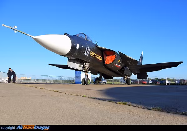 Kinh nghiệm từ Su-47 cũng giúp ích cho Sukhoi phát triển một máy bay huấn luyện cánh ngược KB SAT SR-10, một máy bay phản lực cận âm linh hoạt và có khả năng ổn định rất cao. Cũng giống như Su-47, máy bay SR-10 cũng không nhận được các đơn đặt hàng của chính phủ Nga.