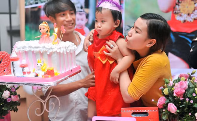 Châu hạnh phúc vì cô con gái giống Duy như đúc.