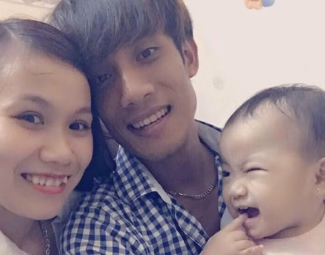 Đôi vợ chồng trẻ lúc nào cũng ríu rít bên con.