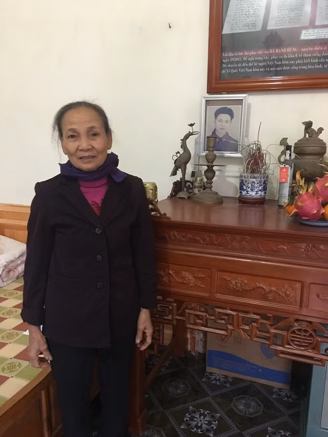 Bà Xơ bên ban thờ chồng.