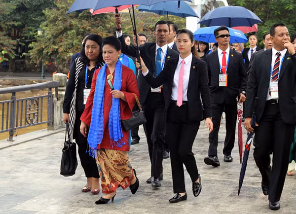 Nữ sĩ quan cảnh vệ thực thi nhiệm vụ bảo vệ tiếp cận phu nhân lãnh đạo các nền kinh tế APEC tham quan phố cổ Hội An.