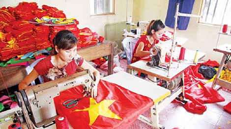 Một góc xưởng may cờ.