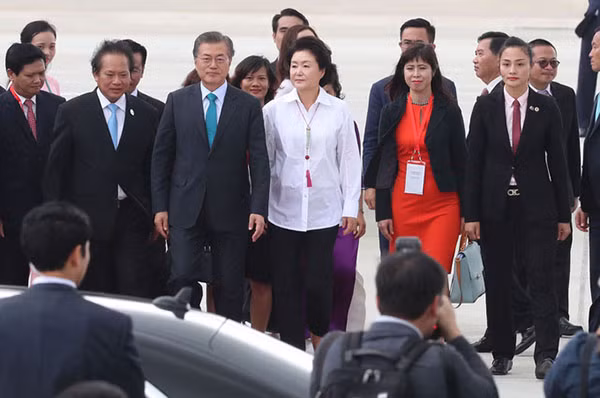 Thượng úy Đặng Thị Hồng Nhung (ngoài cùng bên phải) tham gia tháp tùng phu nhân tổng thống Hàn Quốc.