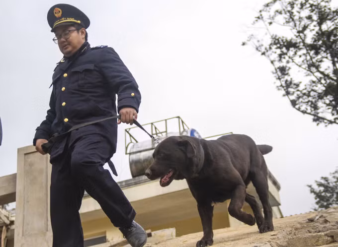 Đồng chí Trần Nhật Vũ bắt đầu một buổi huấn luyện "khuyển binh". (Ảnh: Hải Long).