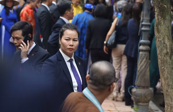 Khoảnh khắc Trung úy Đỗ Kim Thúy tập trung làm nhiệm vụ bảo vệ điểm tại một sự kiện trong Tuần lễ APEC.