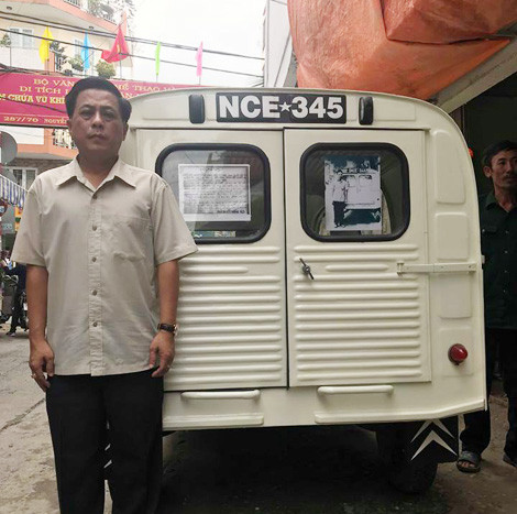 Anh Trần Vũ Bình - con trai ông Trần Văn Lai bên chiếc xe vận chuyển vũ khí đánh Dinh Độc Lập năm 1968.