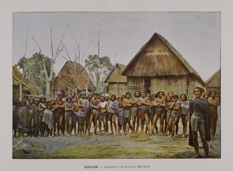 Người dân tộc thiểu số trong một bản làng ở Kon Tum.