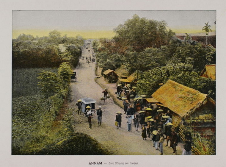 Trục đường chính của một ngôi làng ở Trung kỳ.