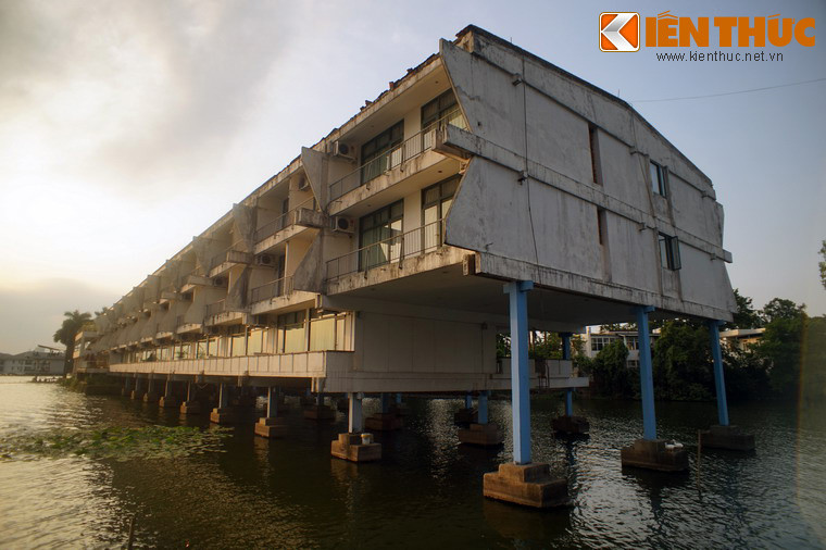 Năm 1975, việc xây dựng khách sạn Thắng Lợi đi vào giai đoạn cuối cùng. Khách sạn gồm 156 phòng, là khách sạn có quy mô lớn nhất miền Bắc Việt Nam lúc bấy giờ.