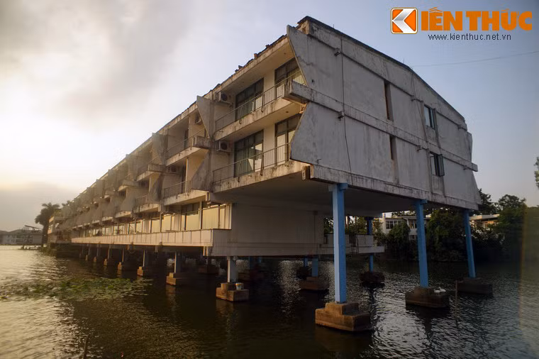 Năm 1975, việc xây dựng khách sạn Thắng Lợi đi vào giai đoạn cuối cùng. Khách sạn gồm 156 phòng, là khách sạn có quy mô lớn nhất miền Bắc Việt Nam lúc bấy giờ.