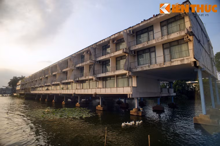 Bởi vậy khách sạn Thắng Lợi được gấp rút hoàn thành với mong muốn có thể đón tiếp các đoàn khách quốc tế tới thăm Việt Nam nhân dịp kỉ niệm 30 năm ngày thành lập nước Việt Nam Dân chủ Cộng hòa.