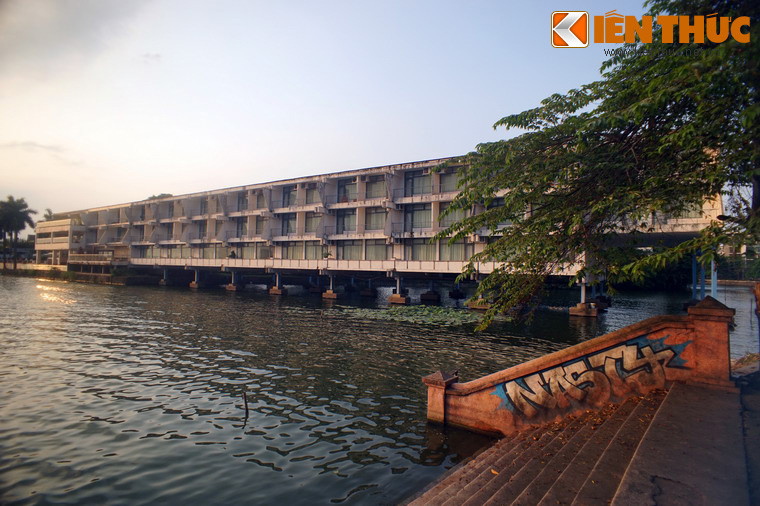 Ngay từ thời điểm sang khảo sát để thiết kế công trình, kiến trúc sư bậc thầy Quintana đã nhìn nhận hồ Tây là viên ngọc quý của Hà Nội, cần được giữ gìn cảnh quan nên đã thiết kế khách sạn thành những cụm công trình ba tầng, nằm trải ven dài Hồ Tây và gắn kết với nhau.