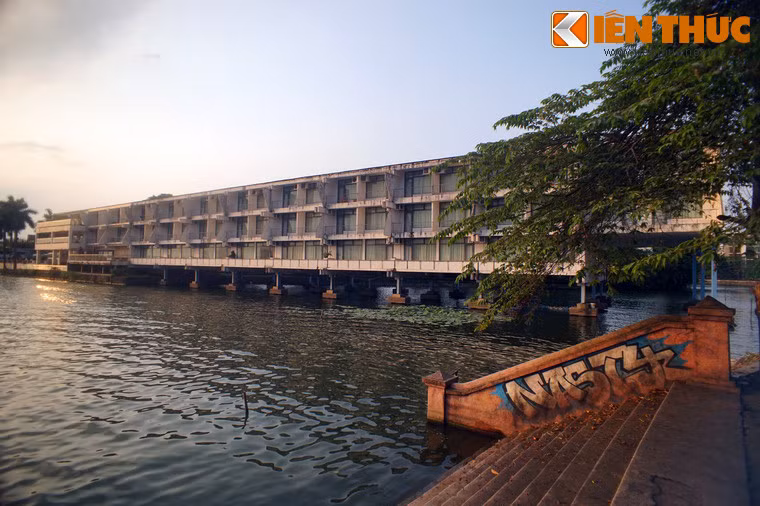 Ngay từ thời điểm sang khảo sát để thiết kế công trình, kiến trúc sư bậc thầy Quintana đã nhìn nhận hồ Tây là viên ngọc quý của Hà Nội, cần được giữ gìn cảnh quan nên đã thiết kế khách sạn thành những cụm công trình ba tầng, nằm trải ven dài Hồ Tây và gắn kết với nhau.