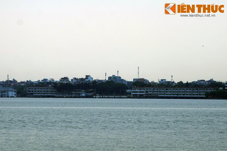 Nhìn từ xa, khách sạn giống như một bông sen khiêm nhường, điểm xuyết, làm đẹp chứ không lấn át cảnh quan hồ Tây. Có thể nói, đây là một trong những khách sạn có địa thế đẹp nhất Hà Nội.