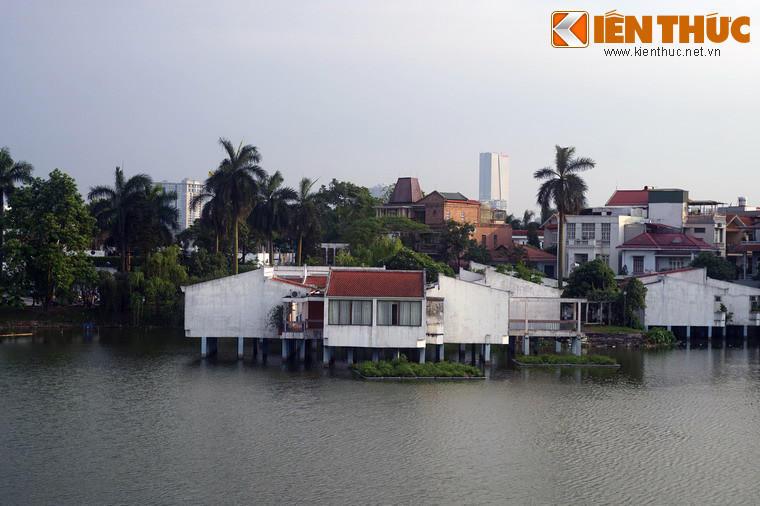 Khách sạn Thắng Lợi được xây dựng trên một khu đất khá rộng nằm sát hồ Tây với diện tích tổng thể hơn 46.000 m2 nằm giữa hai làng Yên Phụ và làng Nghi Tàm. Đây là khu vực có nhiều di tích lịch sử, làng nghề truyền thống và nằm trên khu vực có đường giao thông thuận tiện cho du khách đi ra sân bay Nội Bài hoặc tới các địa điểm tham quan khách của Hà Nội.