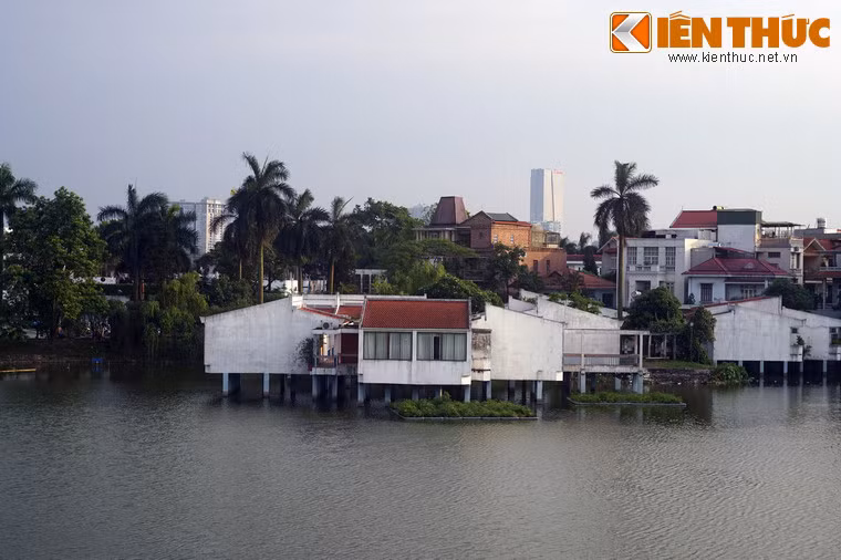 Khách sạn Thắng Lợi được xây dựng trên một khu đất khá rộng nằm sát hồ Tây với diện tích tổng thể hơn 46.000 m2 nằm giữa hai làng Yên Phụ và làng Nghi Tàm. Đây là khu vực có nhiều di tích lịch sử, làng nghề truyền thống và nằm trên khu vực có đường giao thông thuận tiện cho du khách đi ra sân bay Nội Bài hoặc tới các địa điểm tham quan khách của Hà Nội.