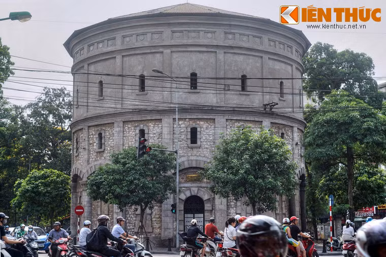 Vì thế, còn có tháp nước Đồn Thuỷ với kiến trúc giống tháp nước Hàng Đậu y như đúc. Tòa tháp này ngày nay nằm trong khuôn viên Xí nghiệp Kinh doanh Nước Sạch Hoàn Kiếm ở cuối phố Đinh Công Tráng, ít người biết đến vì vị trí khá khuất nẻo.