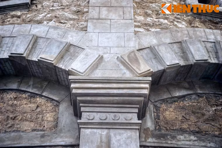 Để tránh cái cảm giác nặng nề do chất liệu xi măng đá hộc gây nên, nhà thiết kế cũng cố gắng bao phủ mặt ngoài tháp nước bằng các giải pháp tạo hình thẩm mỹ bắt mắt như các vòm cửa hình vòng cung, đầu cột cổ điển, các mô-típ trang trí sắt uốn…