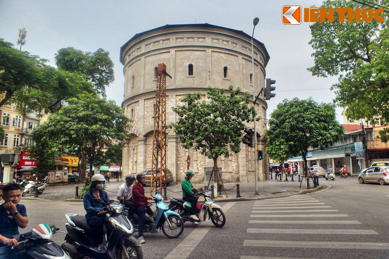 Về bối cảnh xây dựng tháp nước Hàng Đậu, vào cuối thế kỷ 19, nhu cầu về nước sạch ở Hà Nội là rất cấp thiết khi thành phố đã trải qua mấy trận dịch nặng nề đến nỗi người đại diện cho nước Pháp đứng đầu ở Đông Dương là ông Tổng trú sứ Paul Bert cũng lâm bệnh mà chết.