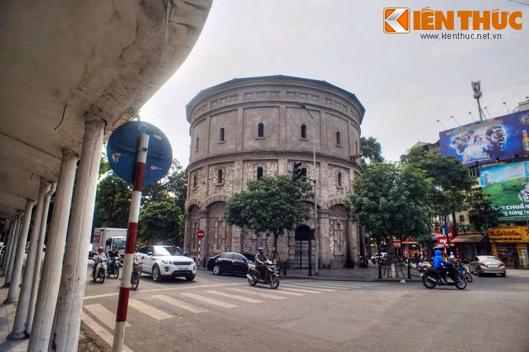 Điều này khiến người Pháp phải hoàn thiện hệ thống cấp nước theo lối châu Âu, thay vì phụ thuộc nguồn nước giếng, nước mưa hay nước ao, hồ đánh phèn theo kiểu dân gian. Vào năm 1894, hai nhà máy nước được xây dựng: Một ở Yên Phụ gần khu Thành cổ, một ở Đồn Thuỷ thuộc khu nhượng địa.